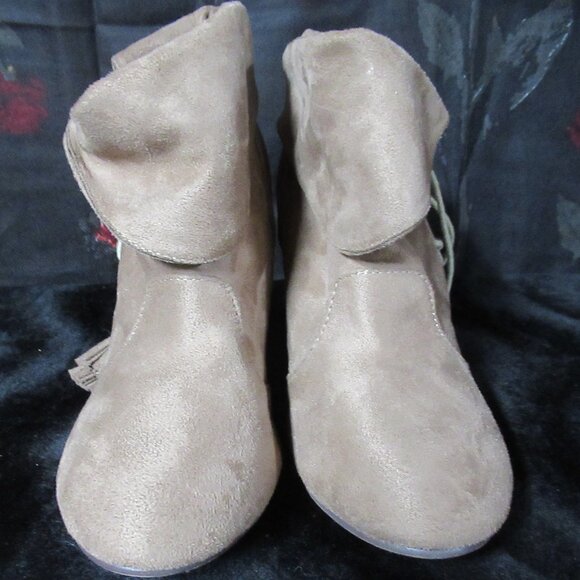 Beige Faux Suede Bootie w/ Tassels Size L (8/9) - Picture 3 of 9